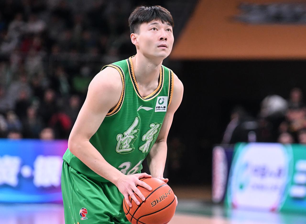 鄢手骐状态太离谱！首发11分钟4犯+寒冰射手，辽宁输球他真该背锅。

辽宁本钢主