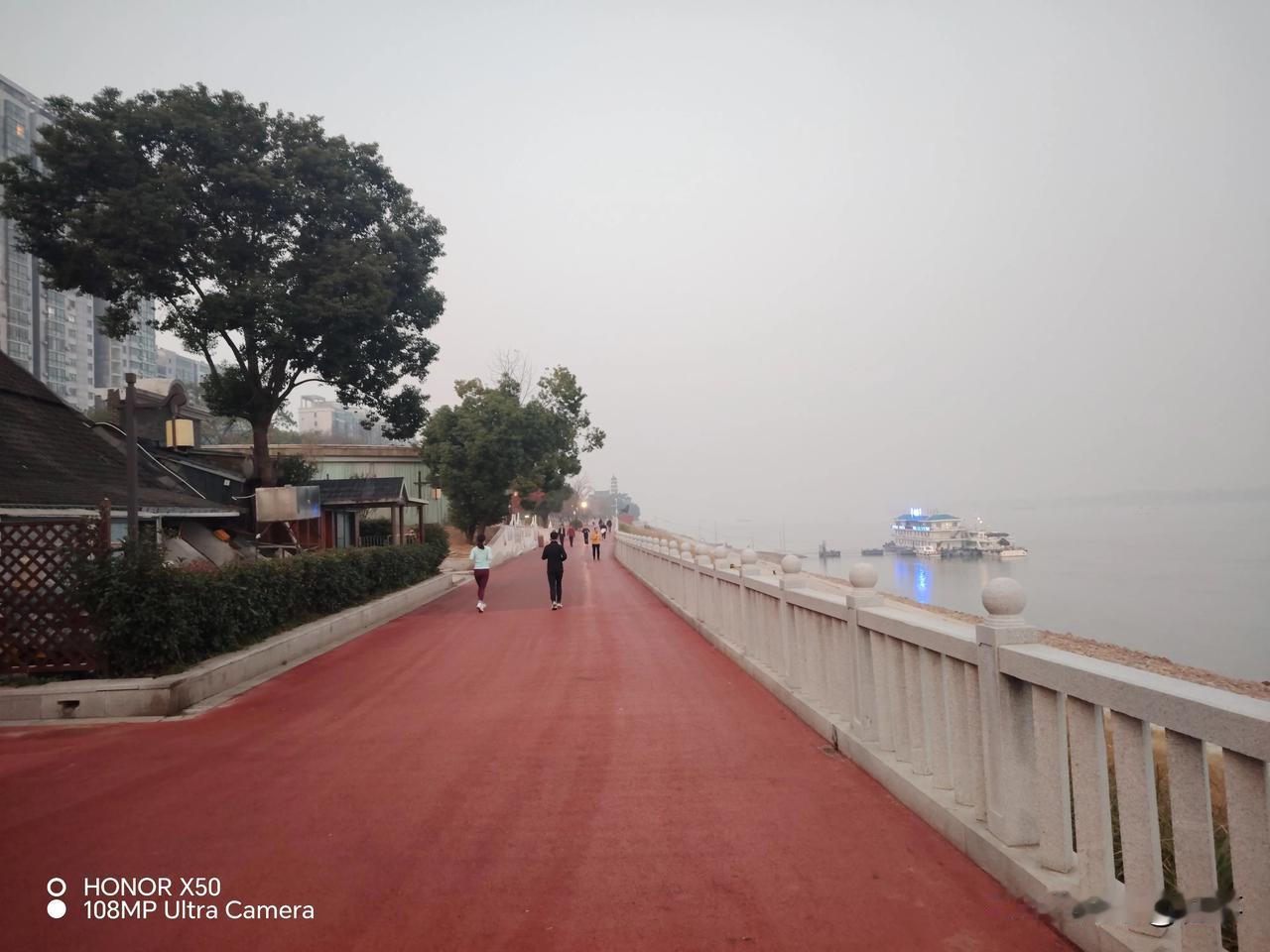 精选铁粉点评计划每天坚持长江岸边晨练打卡