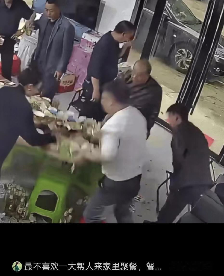 万万没想到。男子邀请亲朋好友在家里聚餐，炒了几十个菜好心招待，可是吃着吃着，一位