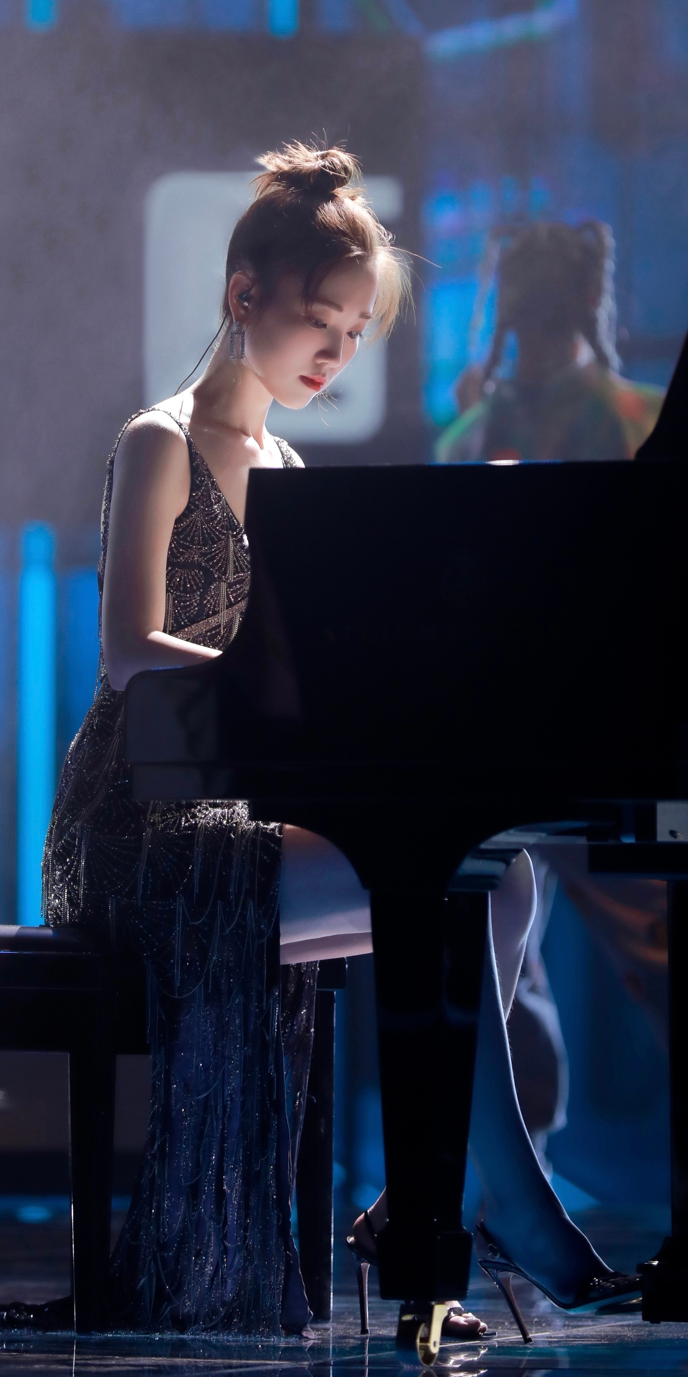 张纯烨小腰精，轻纱曼妙，大长腿吸睛。张纯烨