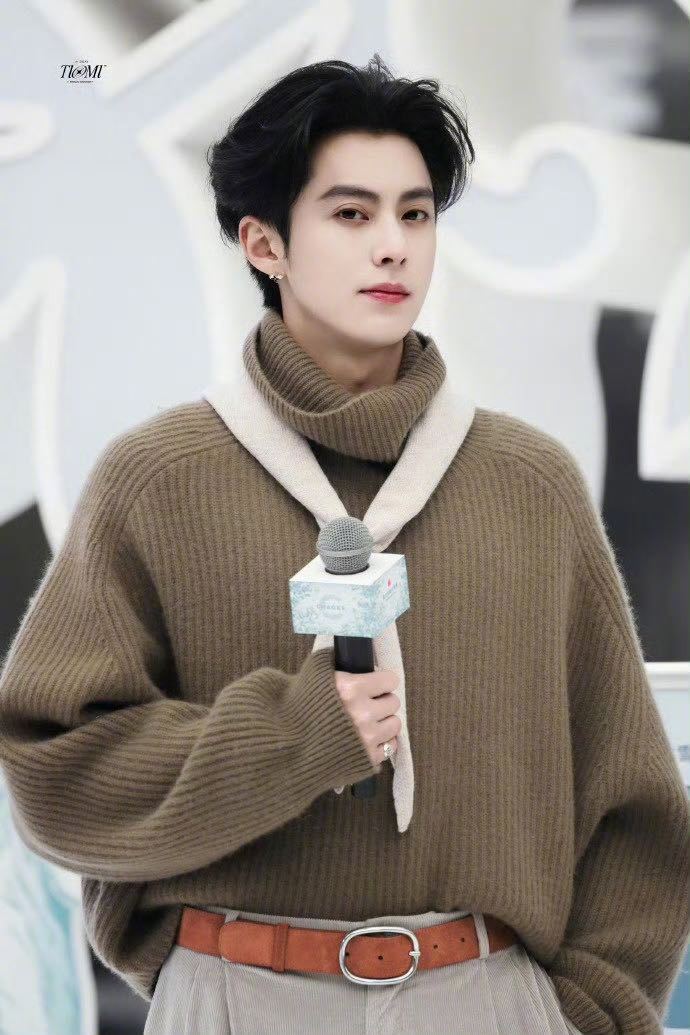 王鹤棣开门袭来的颜值暴击谁懂啊！成都活动开门暴击来得猝不及防！利落身形配逆天颜值