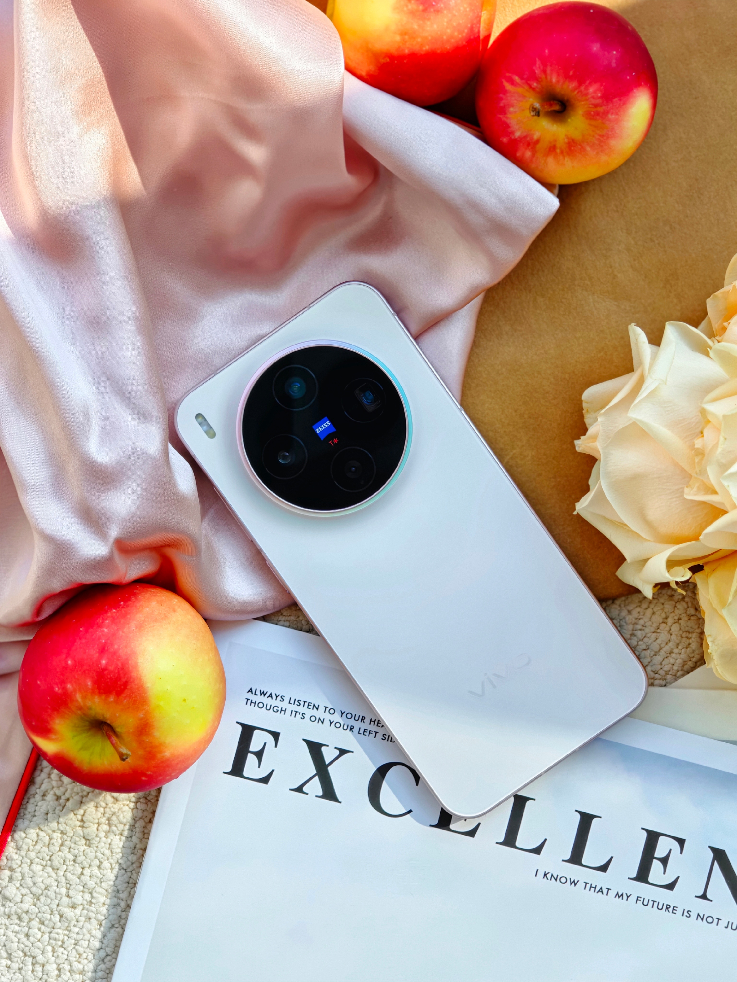 vivo X300系列 我手里这台配色是幸运彩，配色非常的时尚。手机背面deco