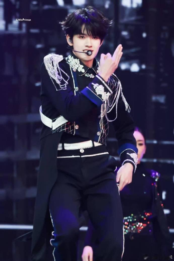 张极演唱会solo舞台张极solo没离开过每次张极solo，他的声音和表演都让人