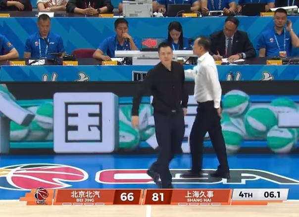 上海队虽然今晚赢下了北京首钢，率先拿到赛点，距离他们24年后再进入总决赛只有一步