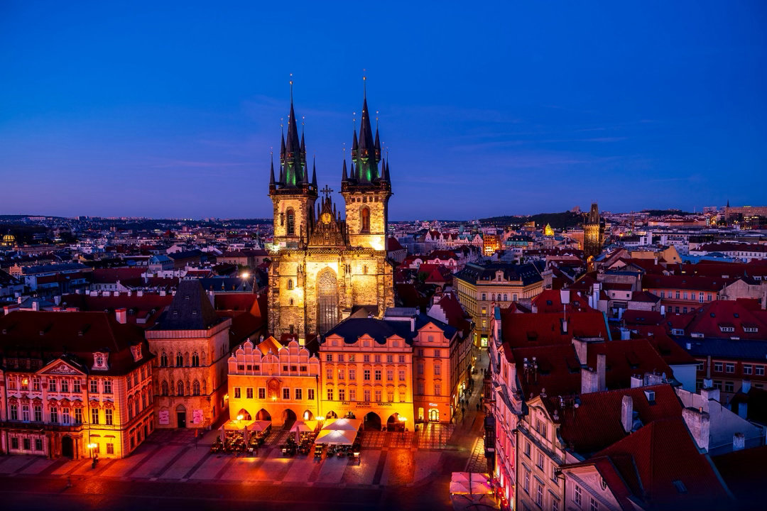 从落日天光渐变，到城市灯火亮起。飞侠团队登上天文钟塔，记录下布拉格迷人瞬间。有些