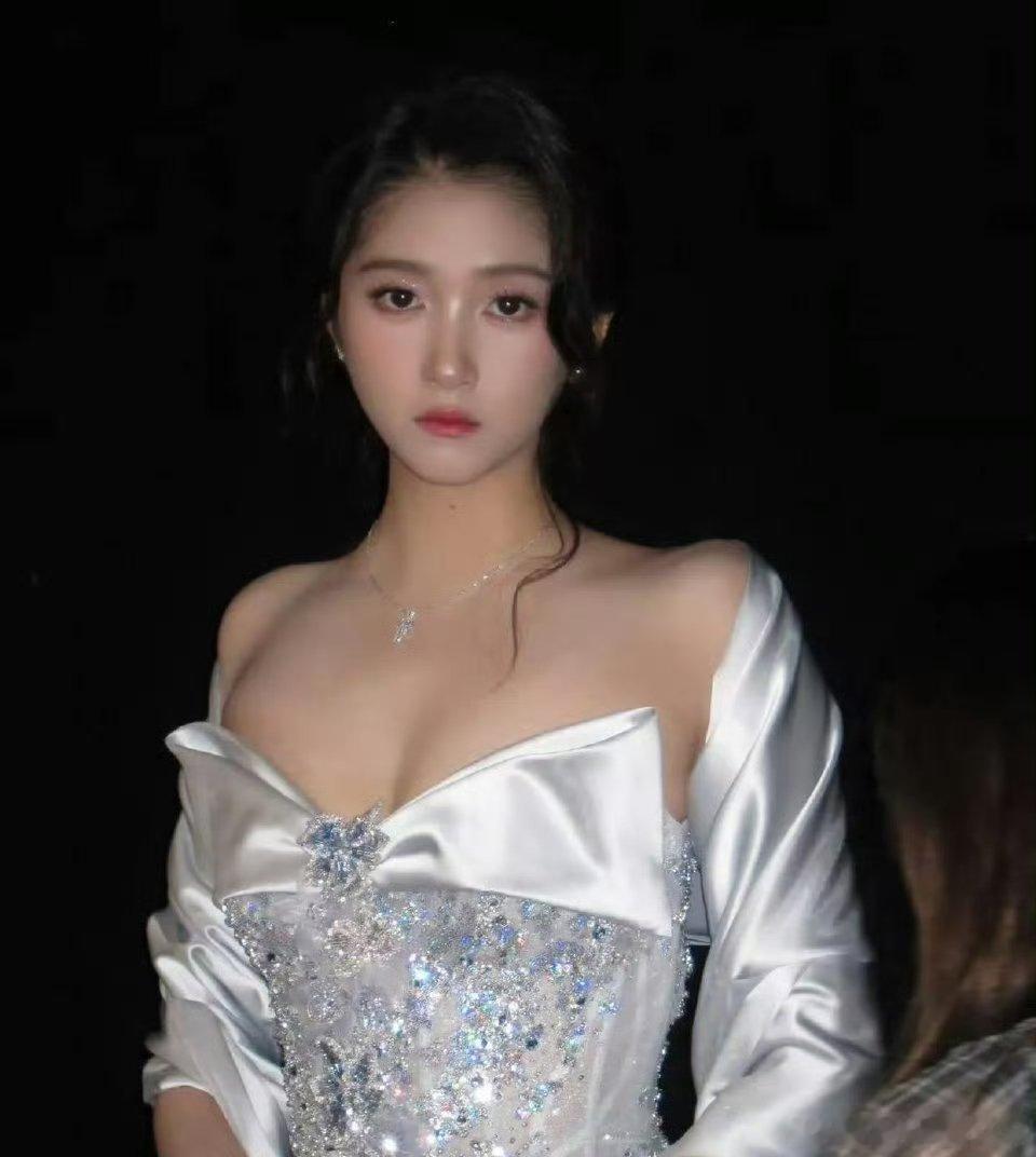 关晓彤和司晓迪，如果让你选一个当女朋友你会选谁呢？ 