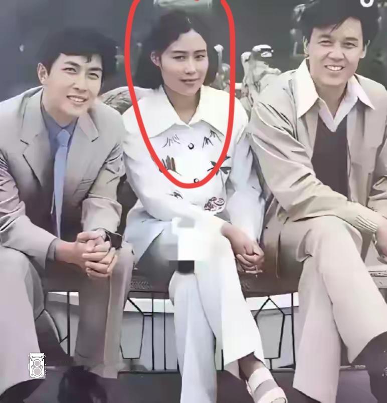 三生有幸，共话桑麻。一张珍贵的合影，那时候真年轻漂亮。中间这位女士有认识的吗？看