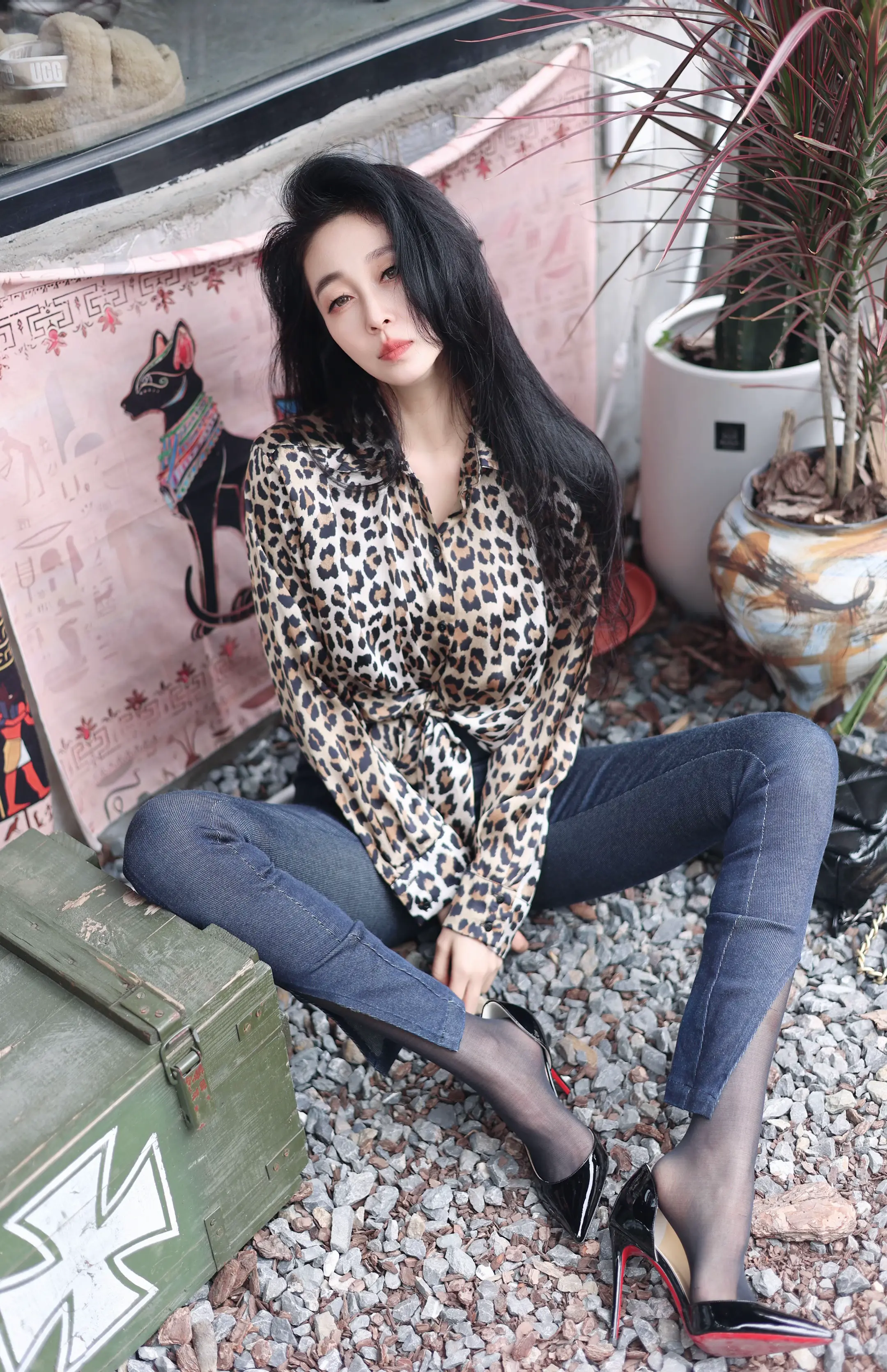 敢和别的女人说话我就扇死你。