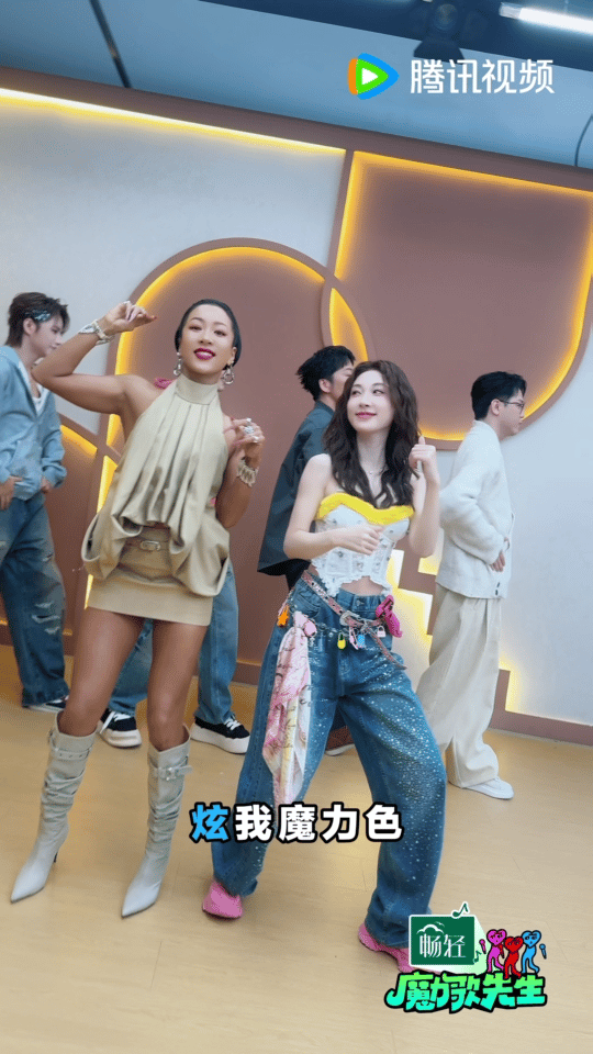 魔力歌鼻祖大张伟来给内娱上课了大张伟：听说有人不会写洗脑神曲？来，我示范一下。然