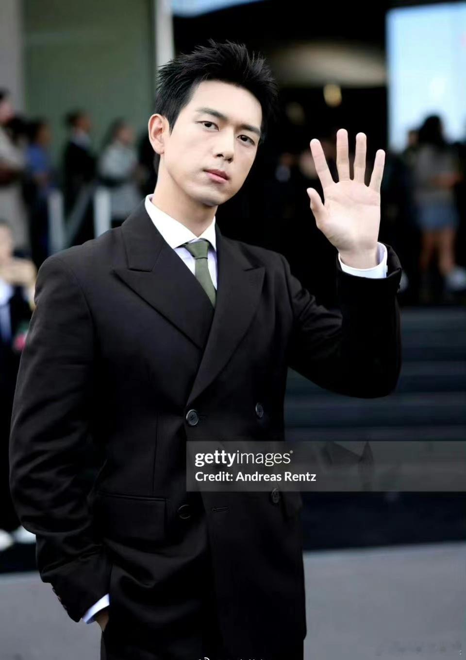 李现一失去他照片上的那种松弛感，感觉颜值瞬间下降 ​​​