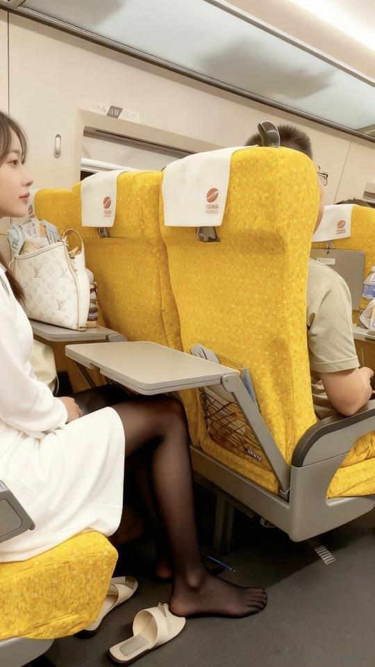 能不能不要在高铁上脱鞋子！有味道啊