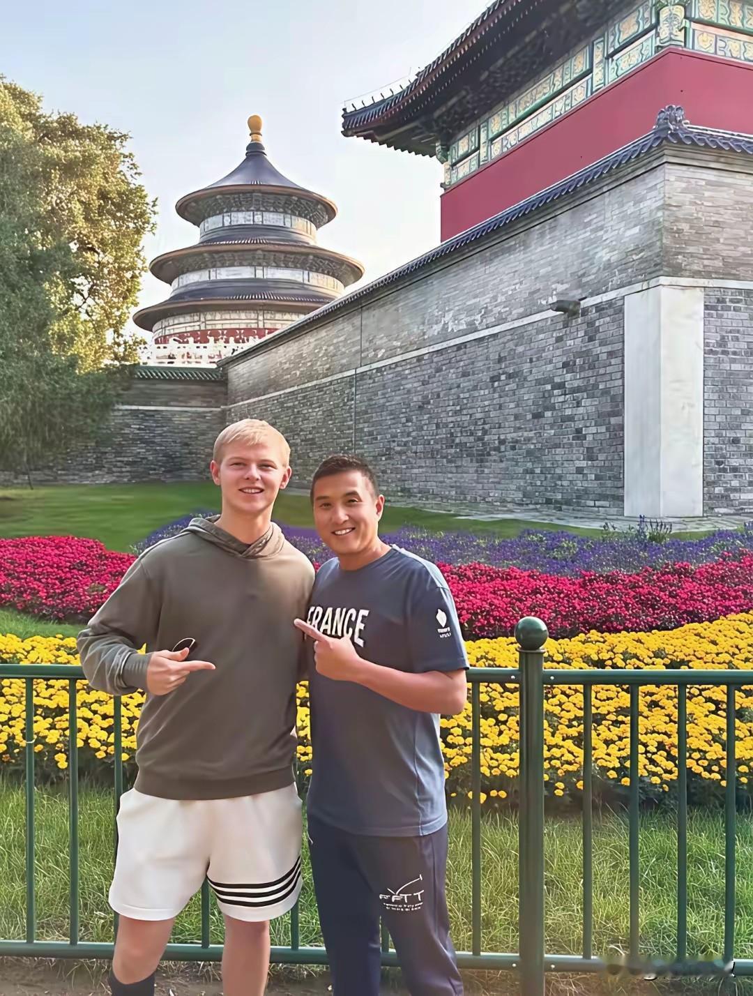 小勒布仑打完比赛不走了，在等王添艺吗？

小布在中国大满贯拿到了亚军，
这是他最