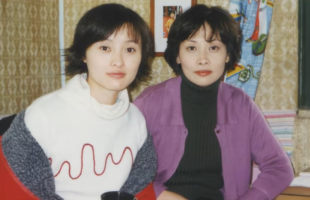 吴越与母亲合照，母亲也好有气质！ 