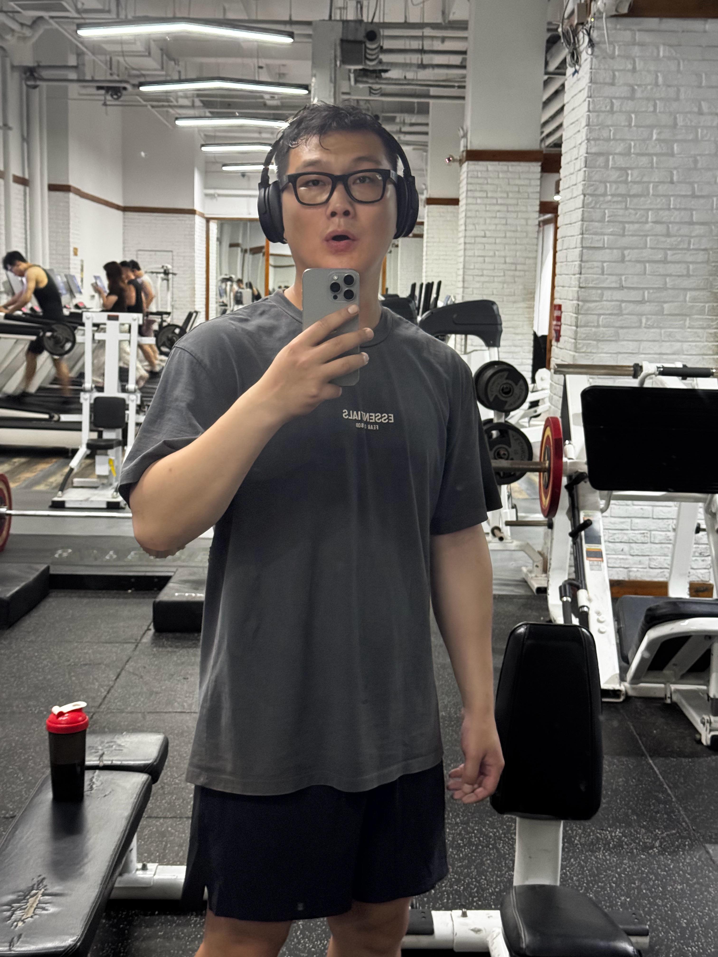 带劲！人岁数大了，这一到健身房就感觉能重返年轻练完了就是痛快～健身健身打卡