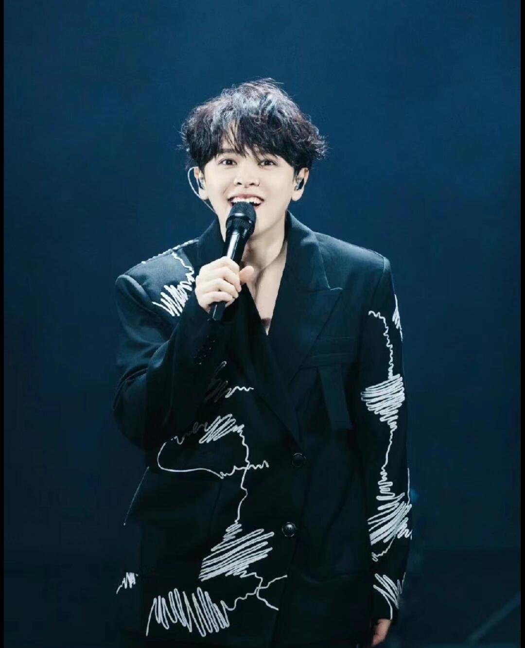 #尤长靖披哥史上最年轻总冠军# 一路走来不留遗憾，他的歌声，他的舞台表现力是有目