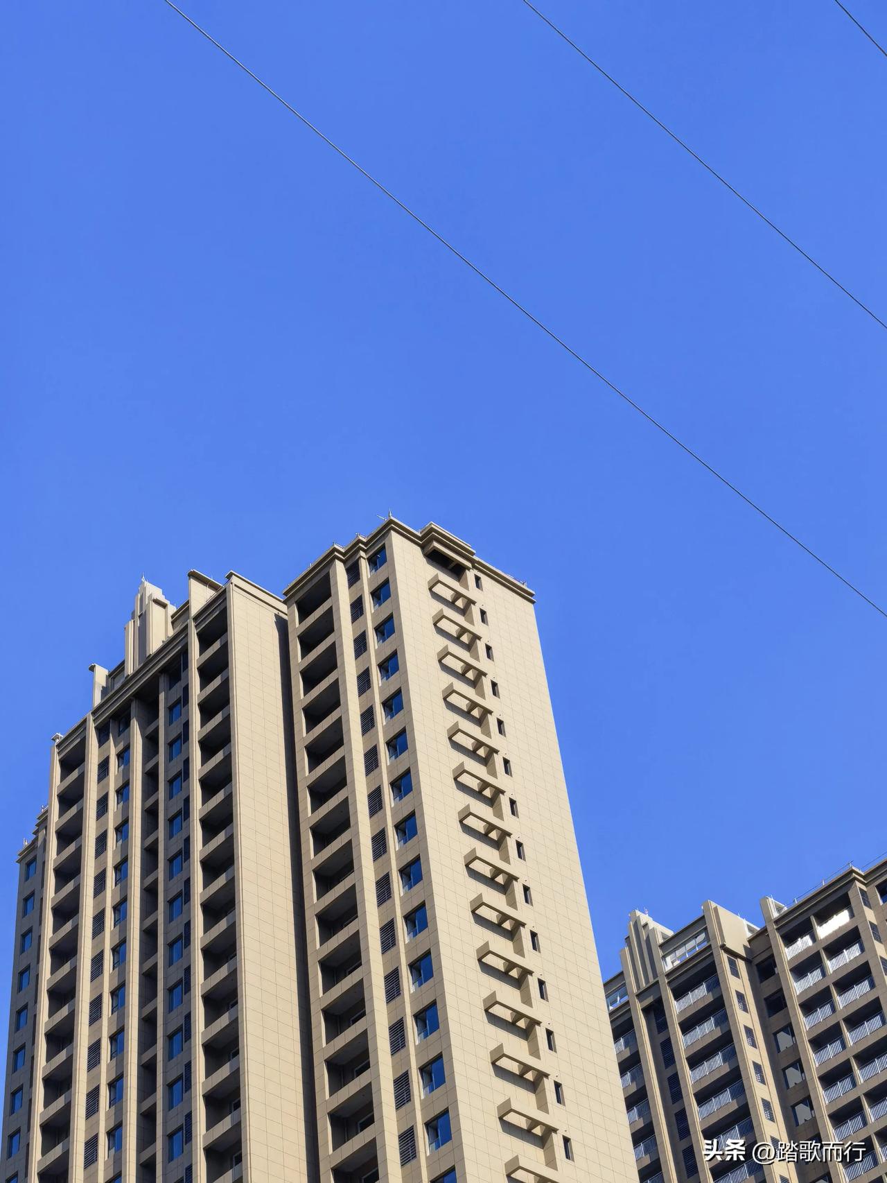 40℃, 天空确实够蓝的，天气确实够热的。