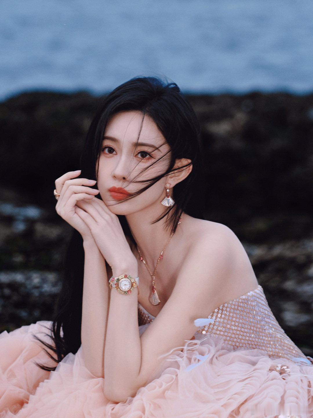孟子义没跑调  现在都还在回味孟子义唱的《盛夏的果实》，而且舞台造型也超美，这个
