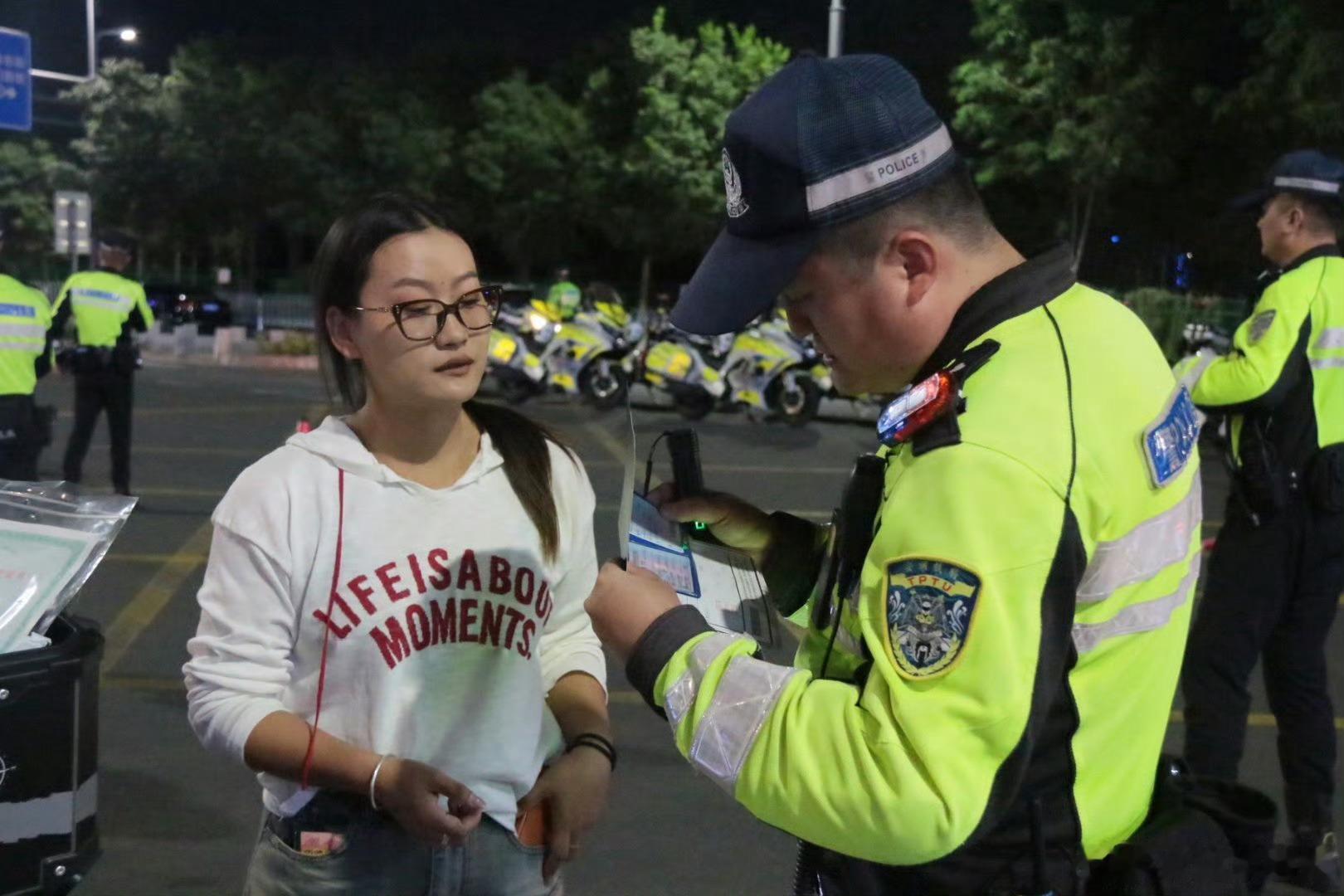 深夜被“炸街”轰鸣惊醒？兰州交警已行动 兰州交警严查飙车炸街 近日，七里河大队联