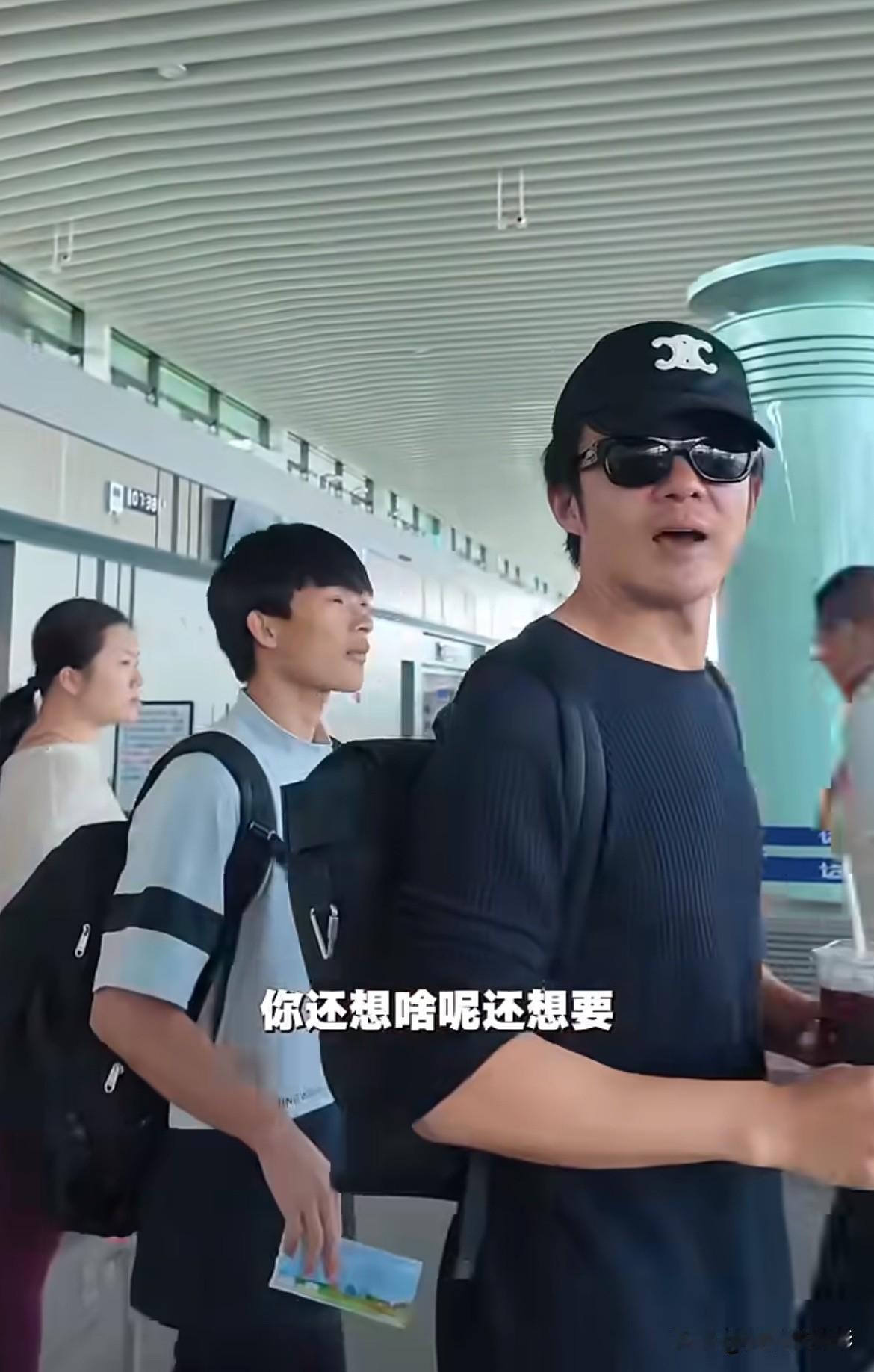 李泽锋给站姐报销苹果18pm的瓜传开了，平时投喂、红包、报销福利不断，现在连拍照