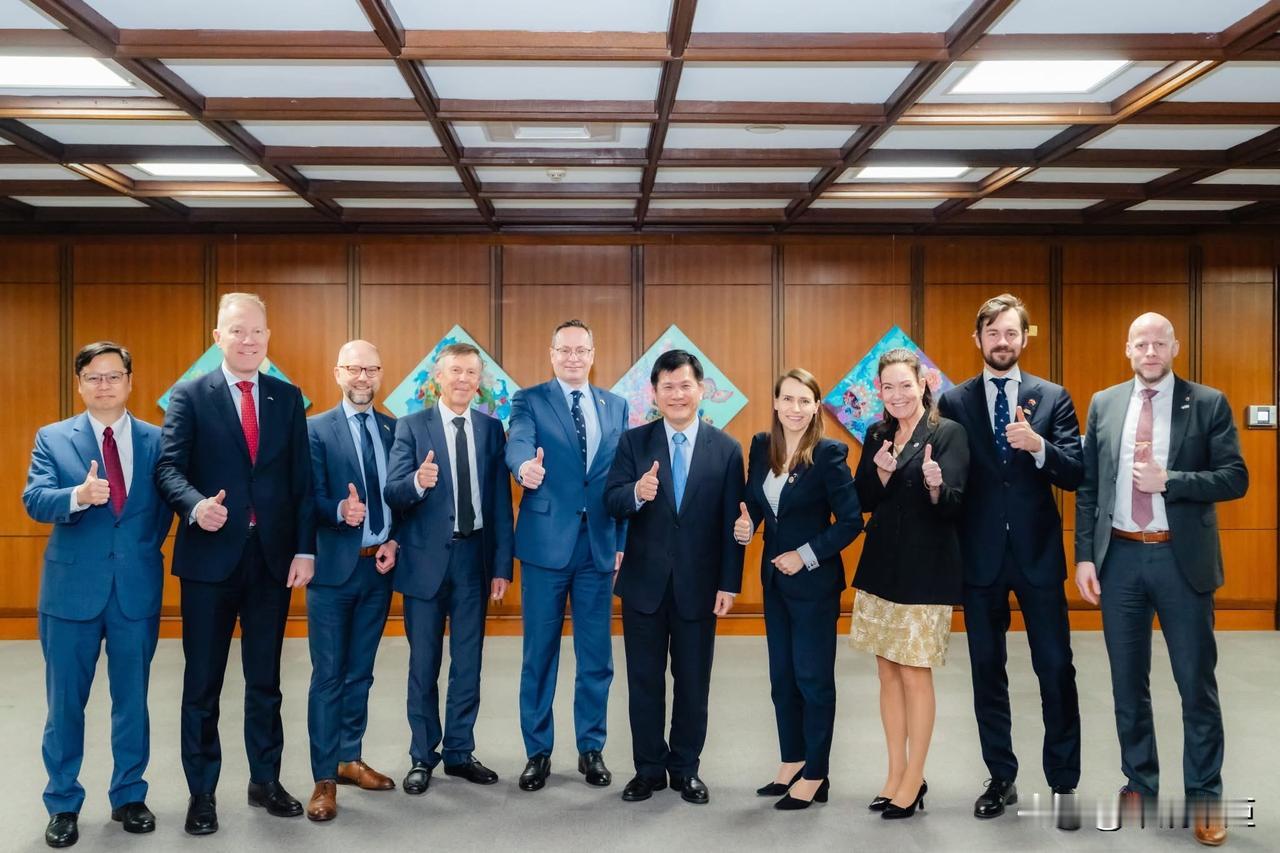 台外事部门负责人林佳龙，今（4日)在脸书发文叫嚣，欧洲七国议员联袂来访畅谈提升台