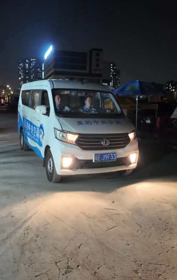 被莫氏鸡煲半个市的人脉惊呆莫氏鸡煲要大变样了 对比温氏的空口送鸡，美的直接上门配