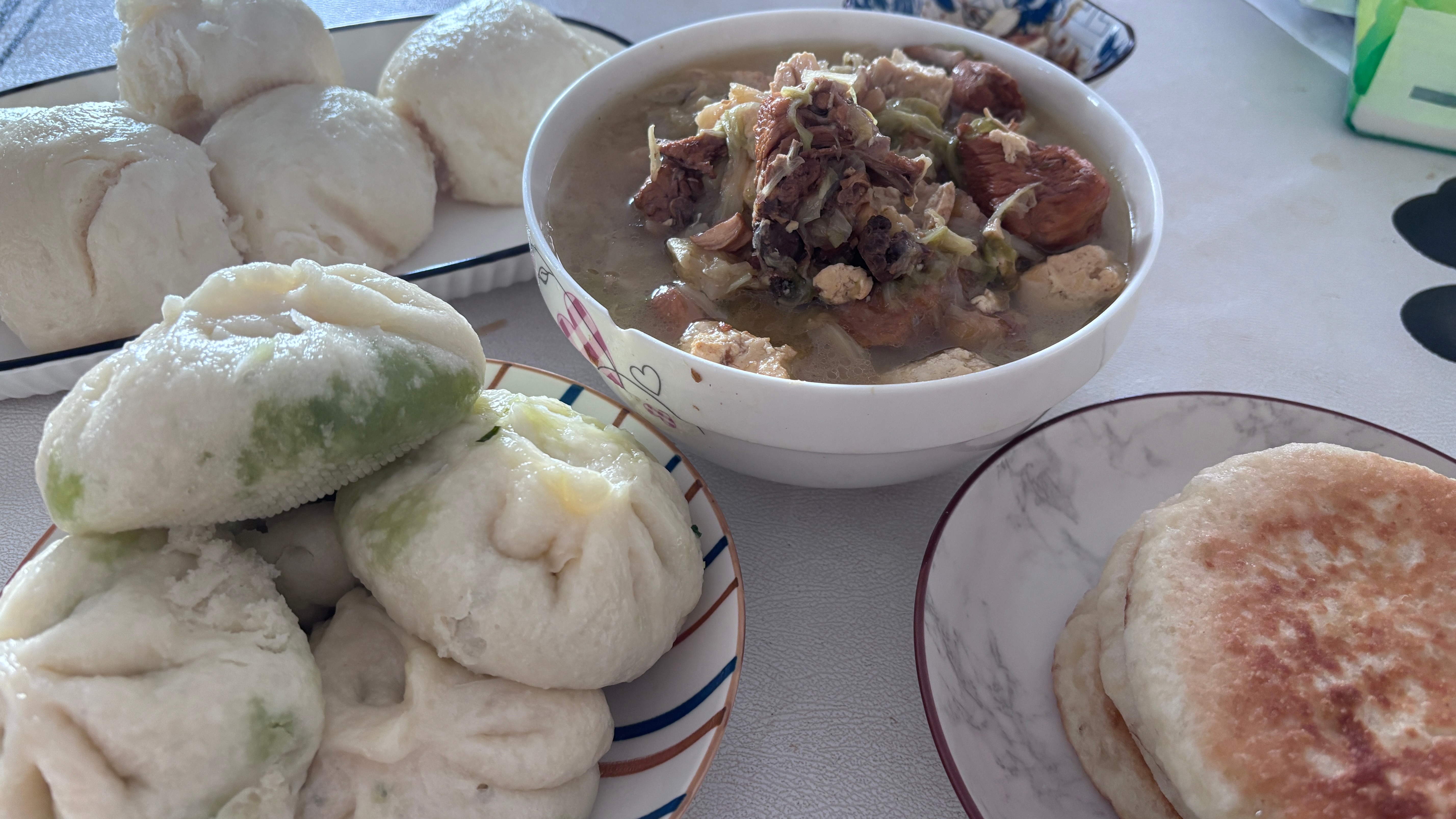 讲真的，早晨谁能和我比勤快，早晨蒸包子馒头和烙糖饼再加个白菜炖鸡肉，是不是太丰富