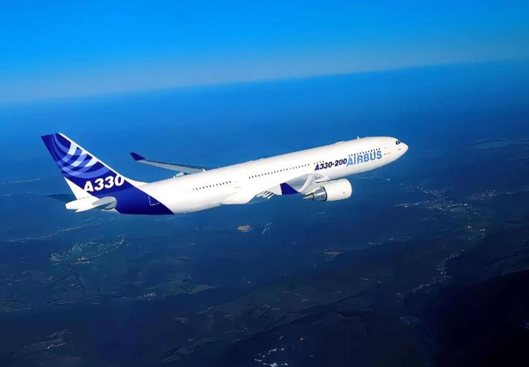 7月4日这天，一架国泰航空的空客A350客机从香港起飞，目的地是英国伦敦。航班号