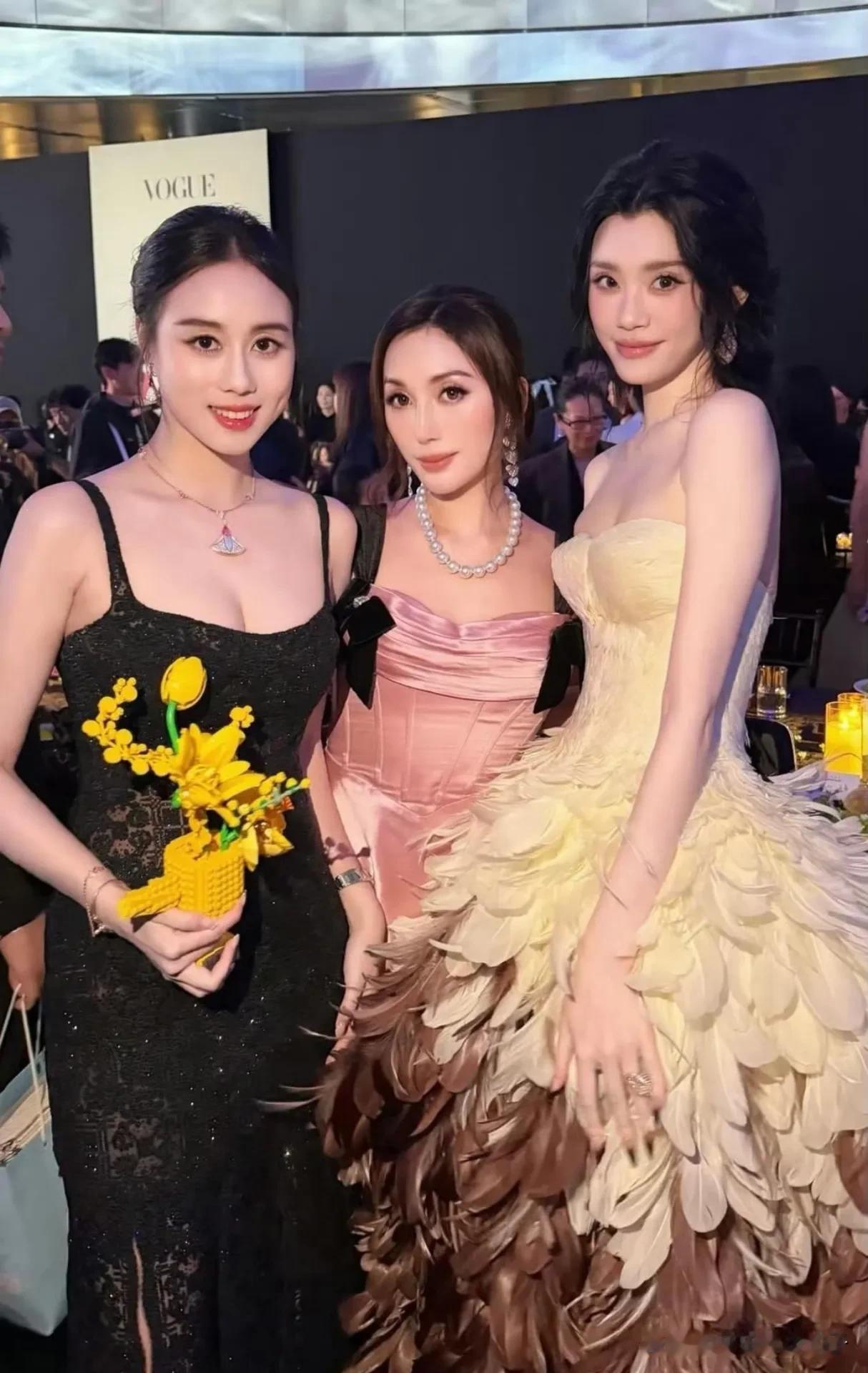 左边是何超欣，1999年出生，身高168cm。
中间是何锶珩，赌王外甥女，199