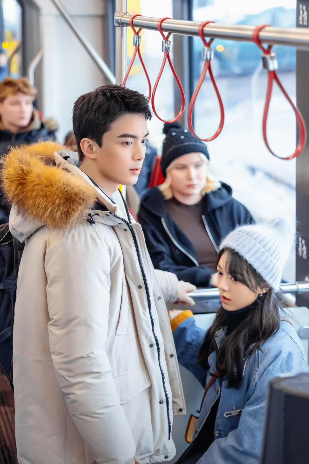 在暴雪时分开播两周年吴磊赵今麦在暴雪时分开播两周年 在暴雪时分开播两周年，和林亦