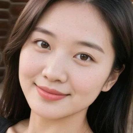 微笑的少女，阳光洒在脸庞，温柔动人。