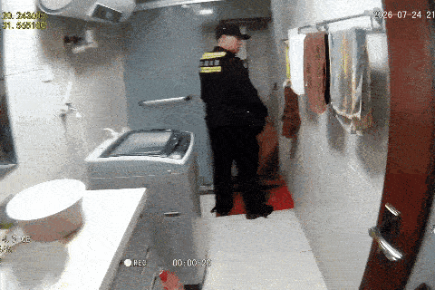暖心！无锡保安细心观察救独居老人。发现老人家中灯长亮、门口牛奶两天未取，察觉异常