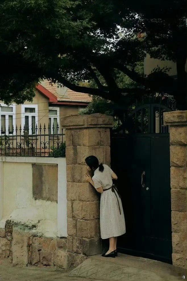 勇气，并不是闪闪发光的英雄主义，勇气中也包含怯懦，就像爱中也有不爱的时刻。这来回