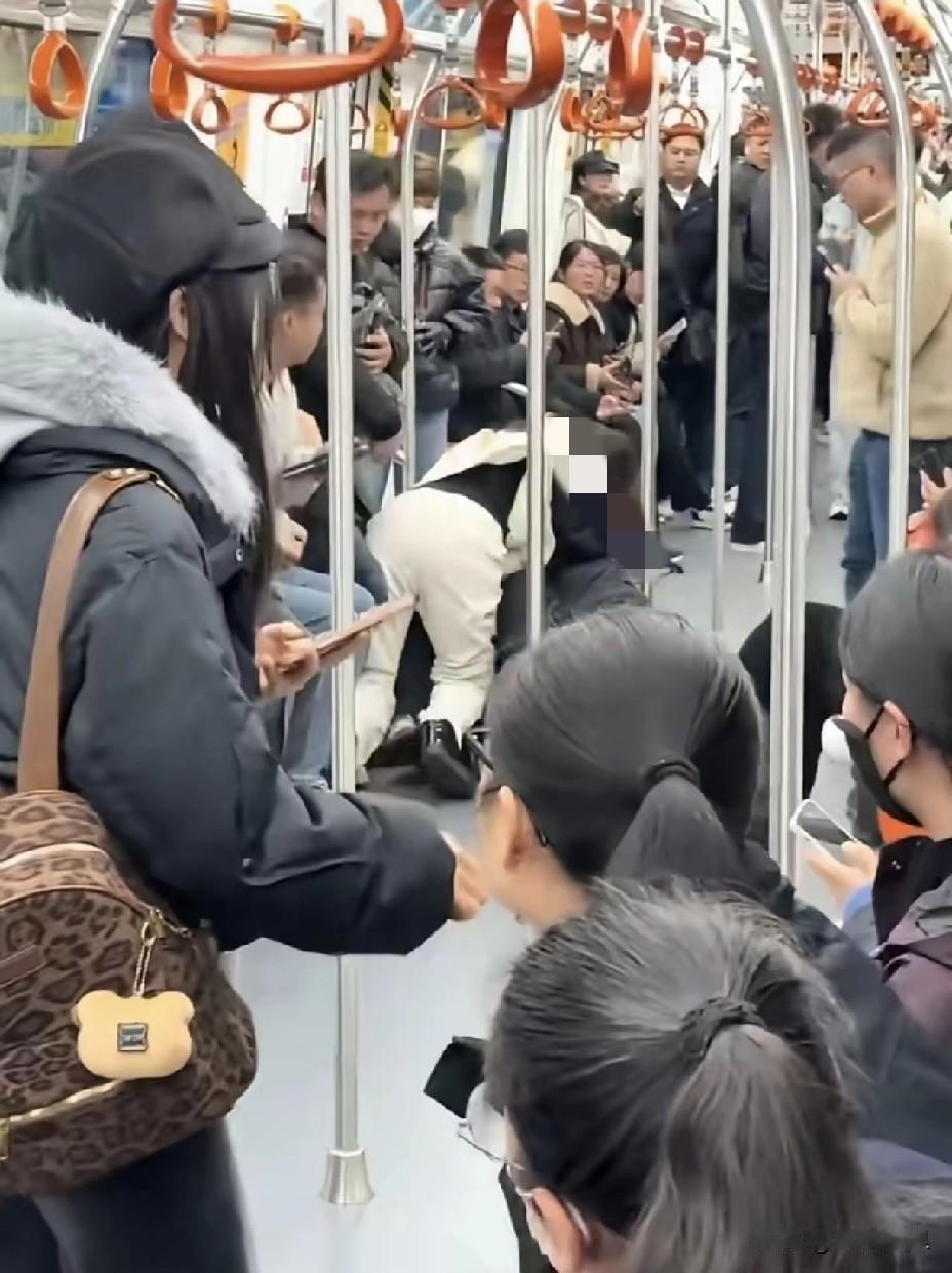 刷到一新闻，杭州地铁上，两女子因为琐事发生争执，随后双方大打出手。其中一名女子的