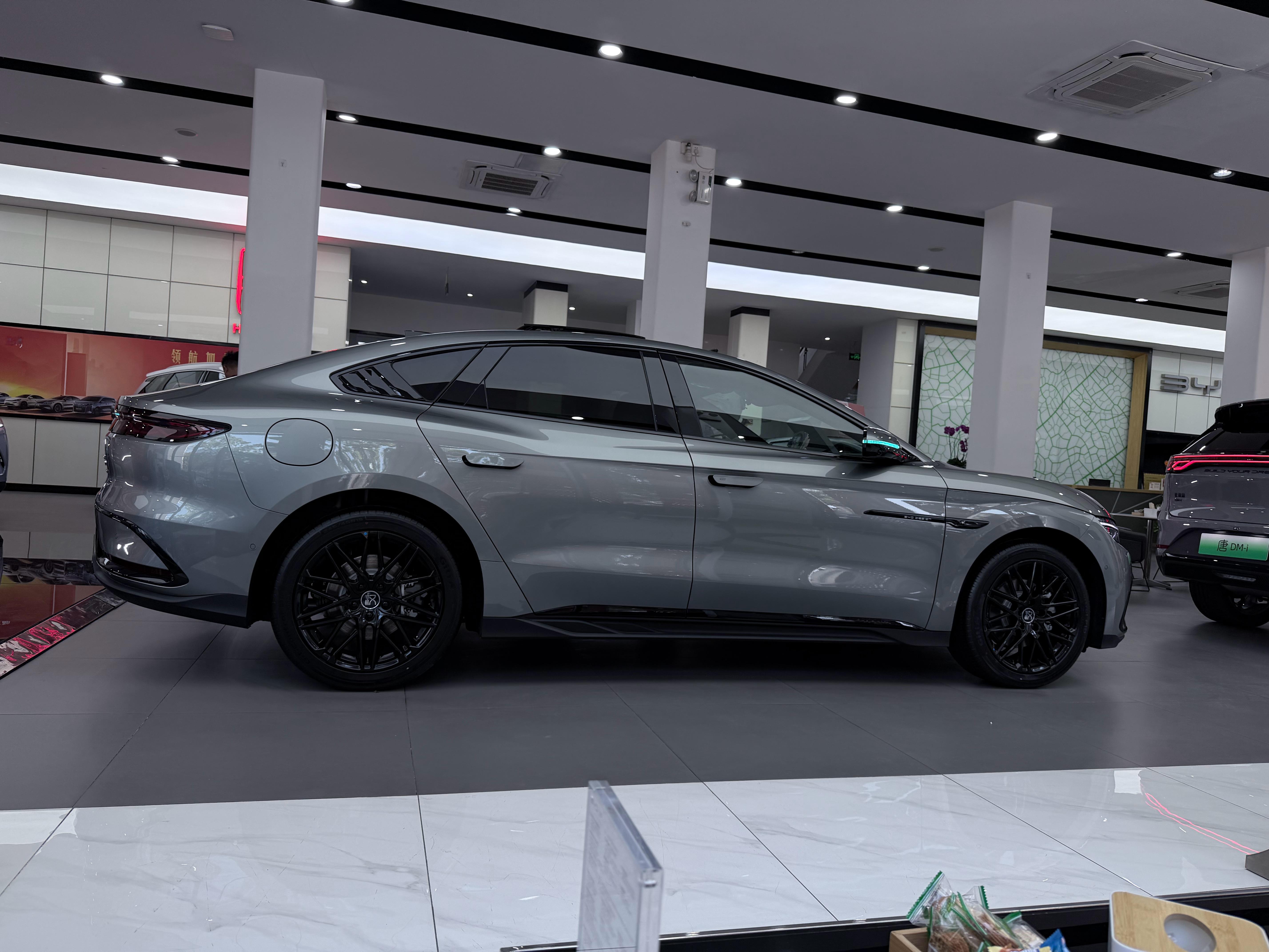 我坐在这里休息，突然发现面前这台绿色的汉，侧面挺帅的，也拍了几次了，突然觉得，好