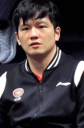 能让樊振东这般投入这般紧张地观赛的，你猜还有谁？
是的，你猜对了，场上正在打比赛