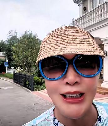 近期张兰大方分享孙辈近况，言语间满是欣慰。玥儿与菻菻参与夏令营期间，沉浸式体验集