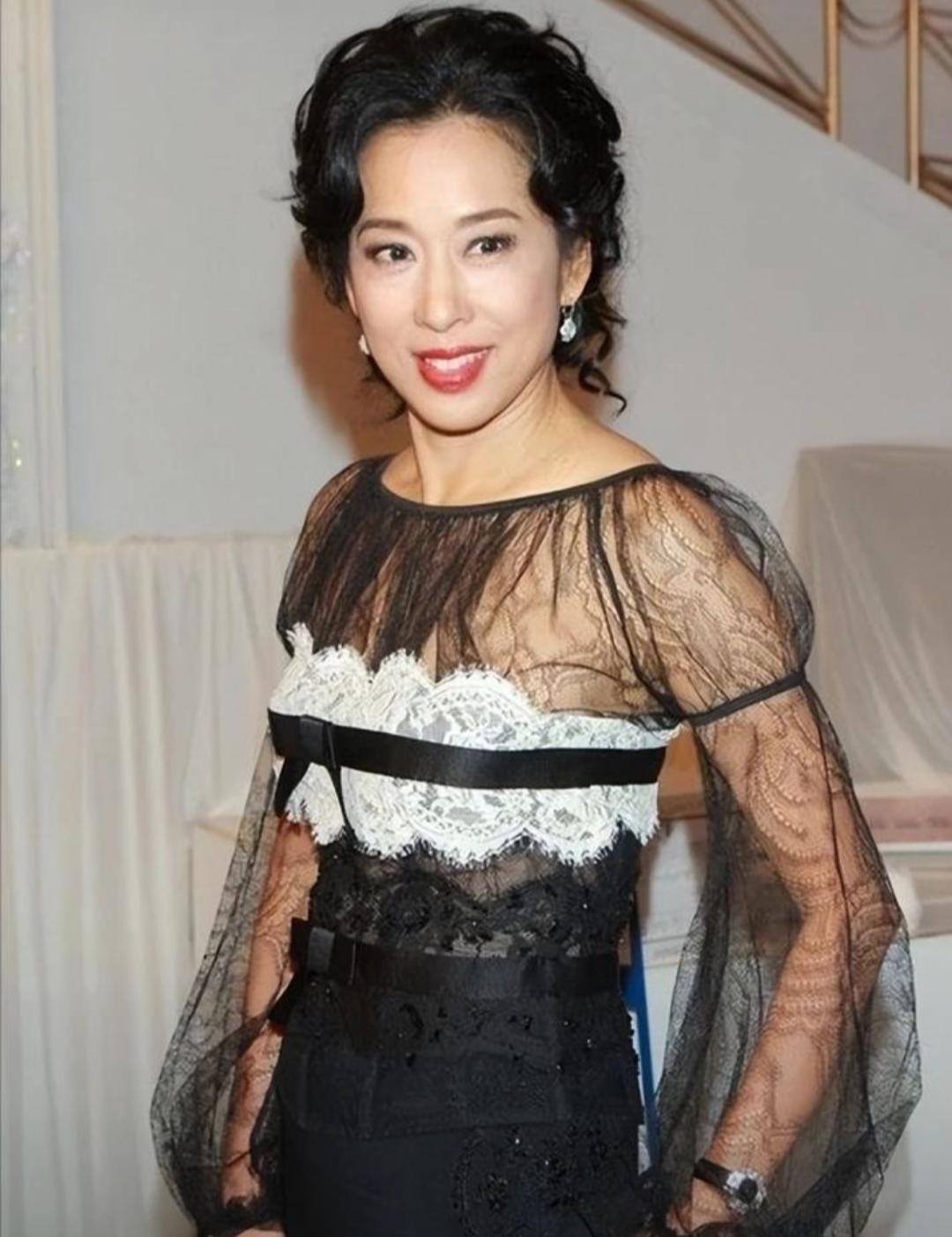 朱玲玲与丈夫看演唱会，霍启刚霍启山也在场，继父子同框相处愉快娱乐 明星