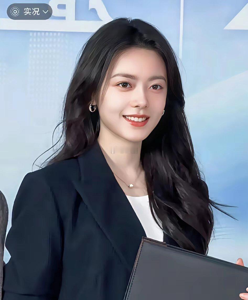 其实赵今麦最大的本钱不是颜值高也不是资源好而是有远超同龄人的清醒和定力赵今麦现在