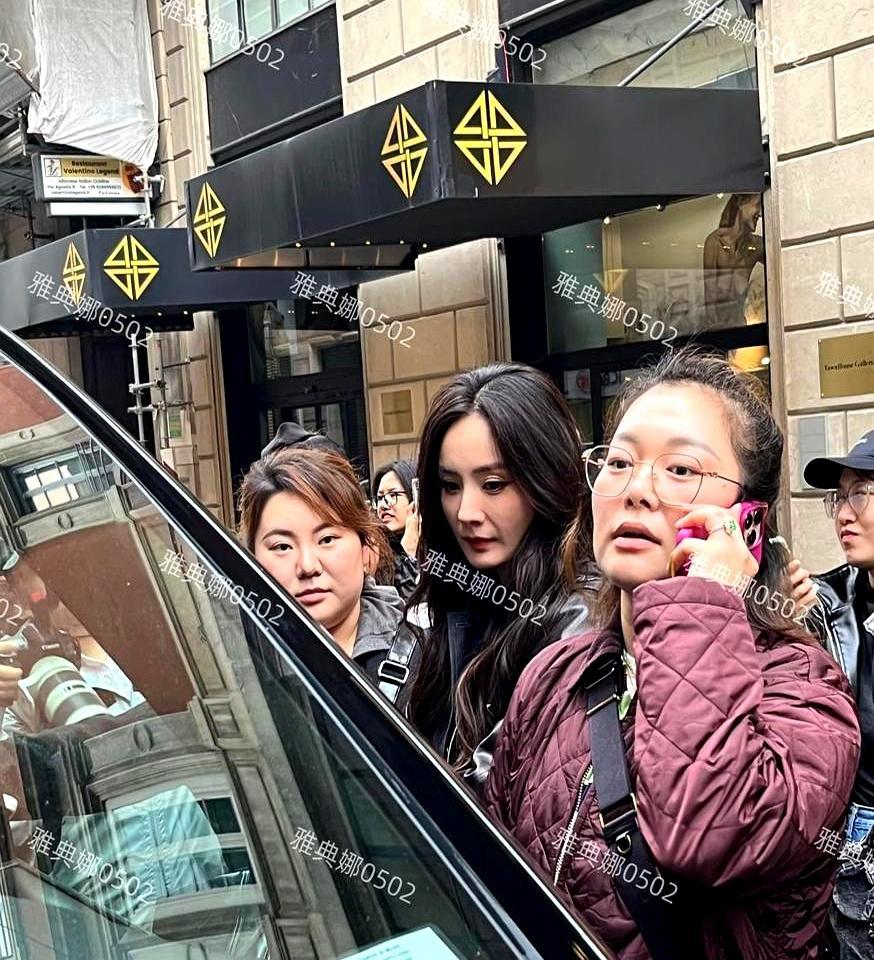 米兰秀场闪光灯砸向杨幂脸上的那一刻，纯白高定礼服竟然在她身上直晃荡。166厘米的