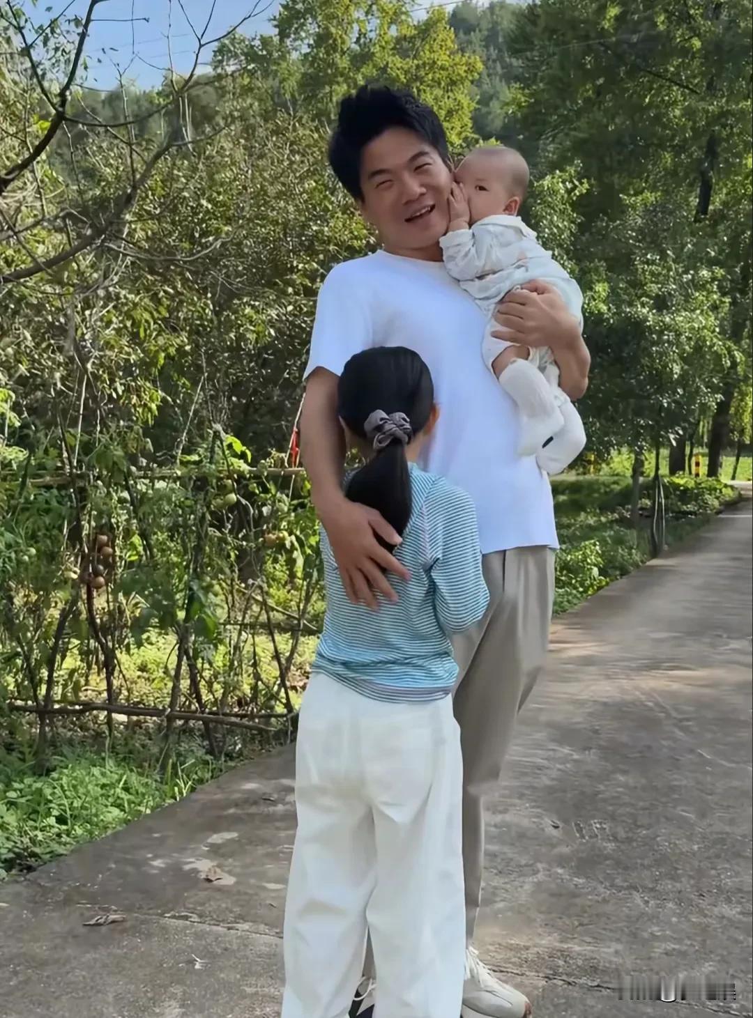 董宇辉，在家也是一位暖男啊，侄子和外甥女围着转，回家就是孩子大王了，哈哈！
