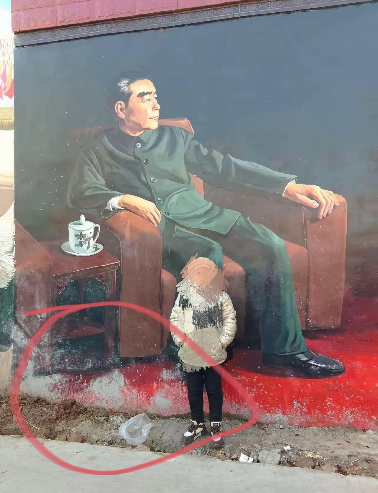 吴营村的画，让人愤怒的一幕出现了。这才画了没几天，就有人开始破坏了。也许这是无意