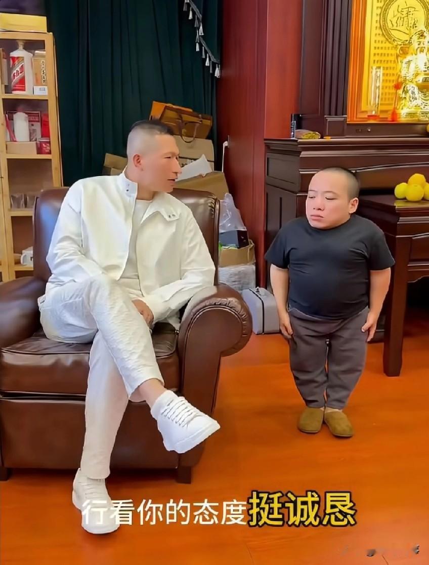 狗磊小号发段子继续内涵吴迪！
狗磊：武大郎，我坐着都比你站着高，你和我蹦哒啥呀？