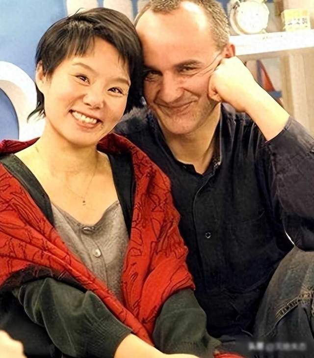 龚琳娜住进大理山里,老锣在德国河边散步,一场没吵没闹的离婚~