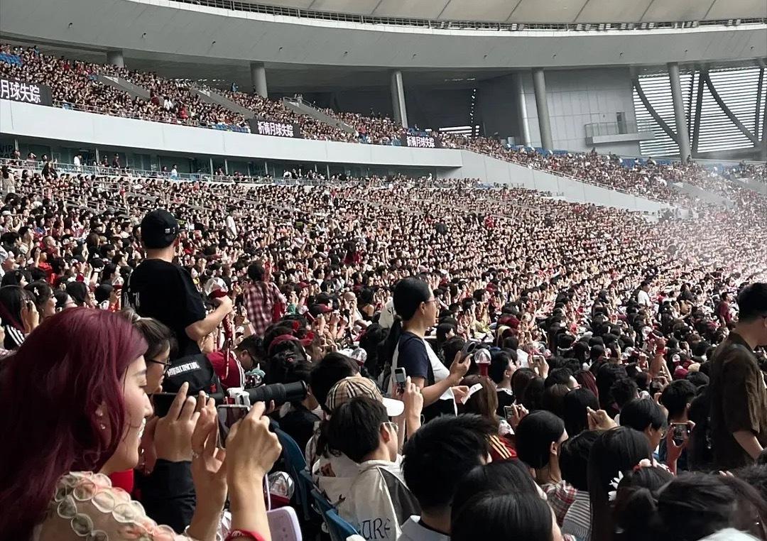 华晨宇成都5w人演唱会，这个上座率确实有点牛，好整齐，强迫症福利😂 ​​​