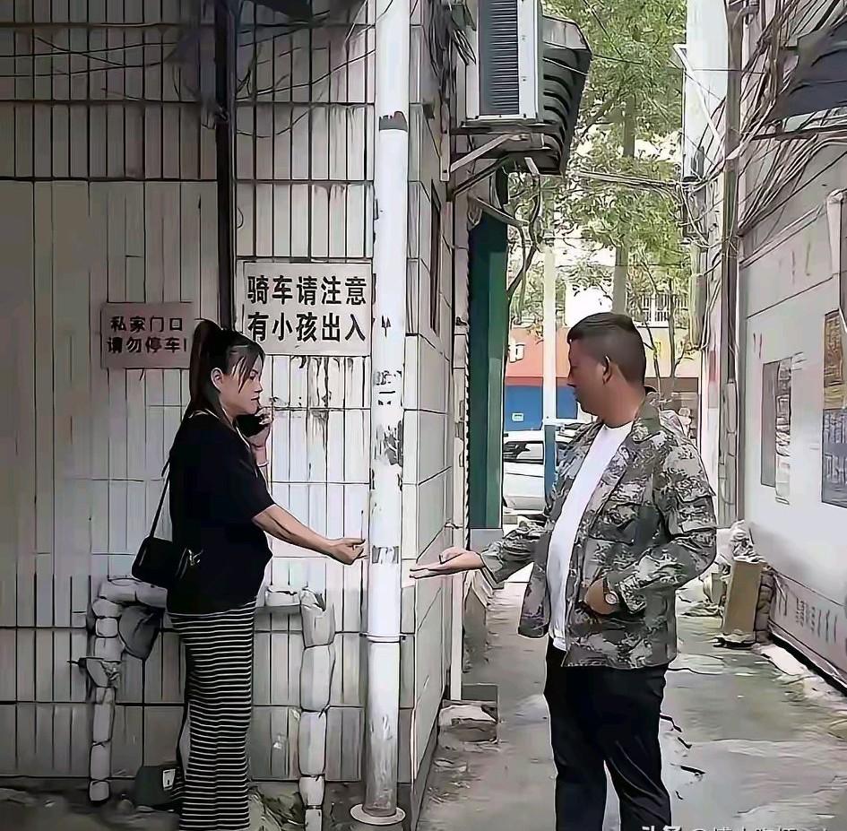 这大过年的，一男一女在城中村小巷子里比手势，是在划拳比输赢吗？有知道的网友吗？