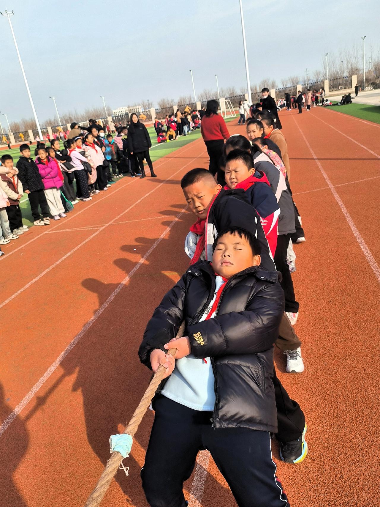 看学生拔河比赛。低年级学生拔河比赛，最能够看出老师的组织能力，学生的力气相差不大