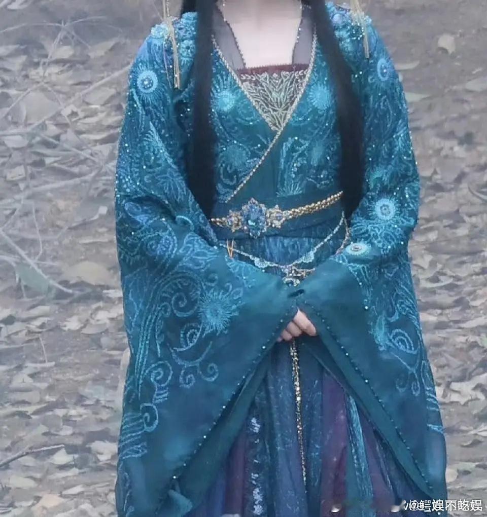 迪丽热巴这是胖了吗？感觉膀子和腰都变粗了 ​​​