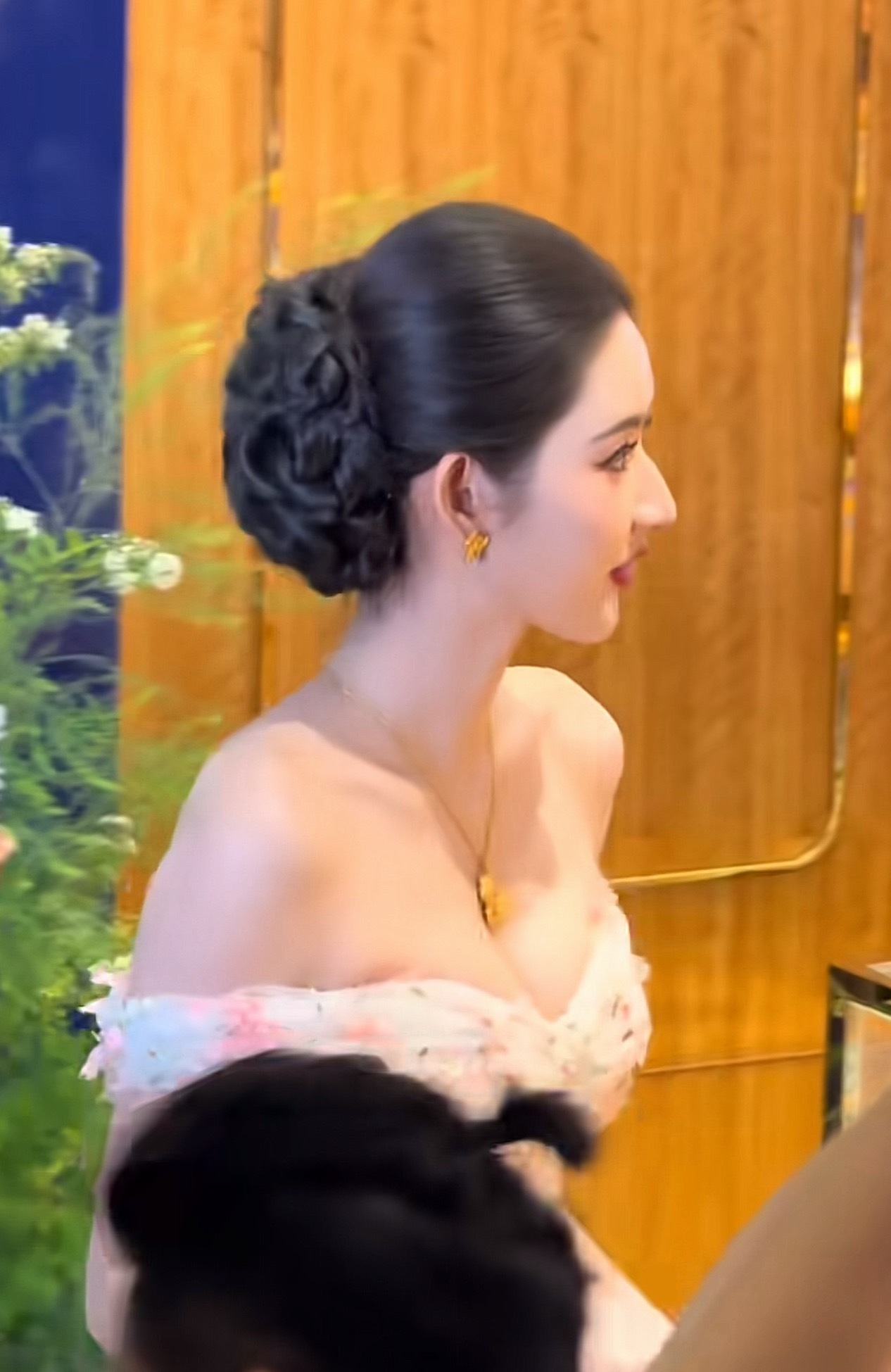 王玉雯今天还挺美的，感觉这个造型致敬了下我菲哈哈哈哈 