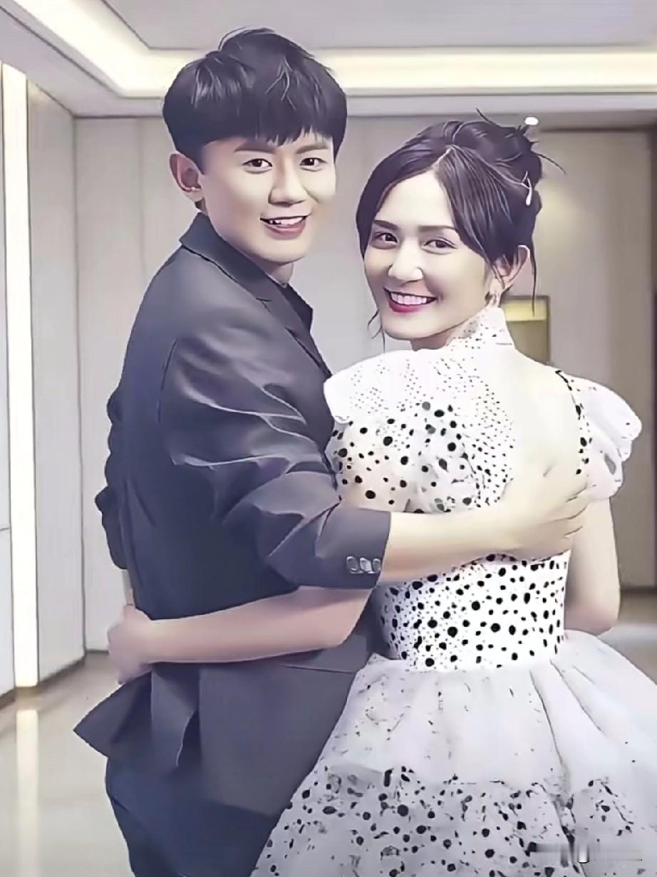 谢娜笑说家里张杰管钱，
因自己丢卡又忘密码。
看似“不信任”，藏着两人的相处智慧