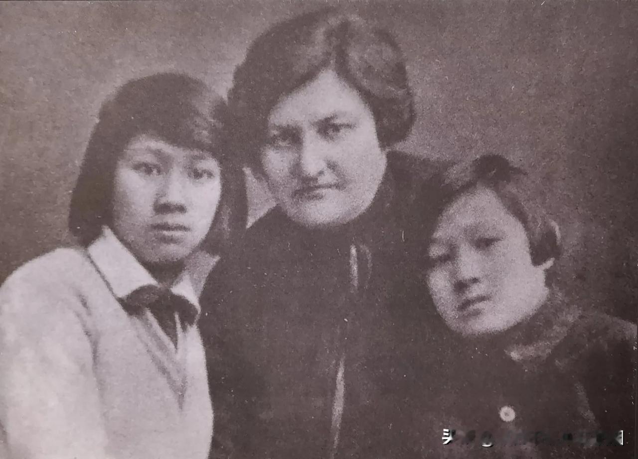 鲍罗廷夫人，是苏联顾问米哈伊尔·鲍罗廷的妻子，她在中国革命时期与许多中国共产党领